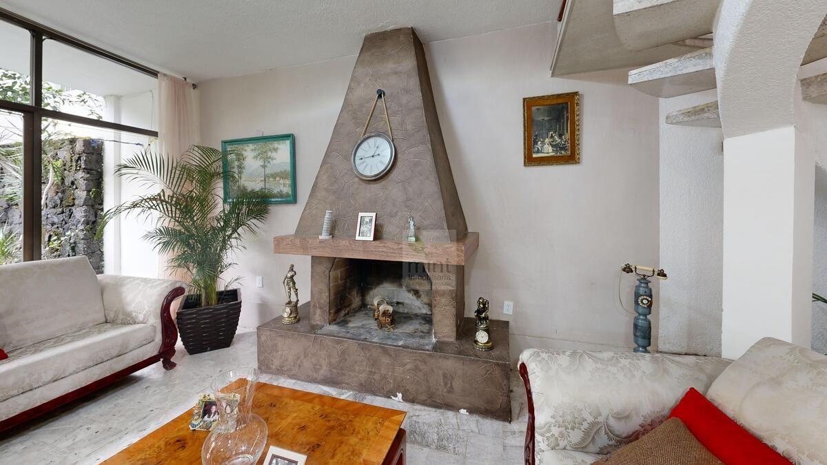2 of 17: Sala Vestibulada con Acogedora Chimenea