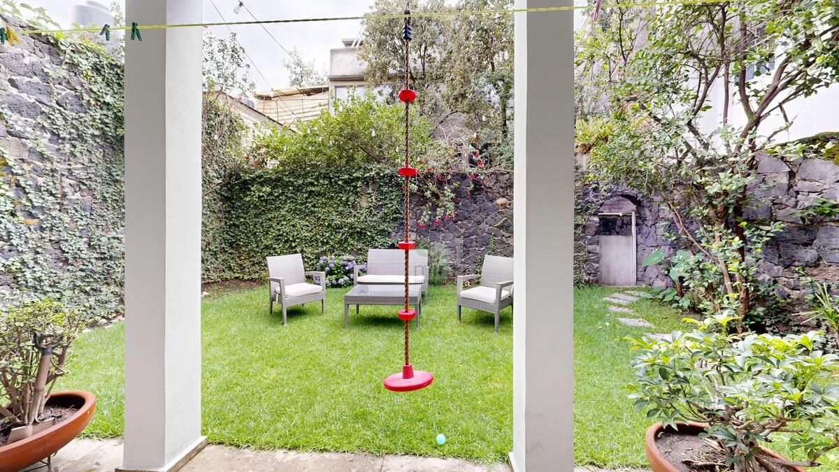 1 of 17: Lindo Jardin Familiar