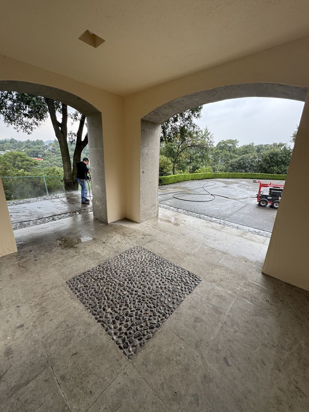 2 of 50: Portico generoso de acceso