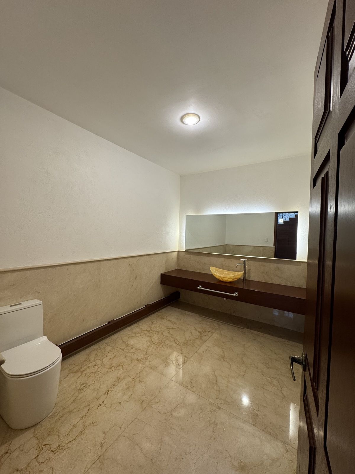 5 of 50: Primer Medio Baño de Visitas