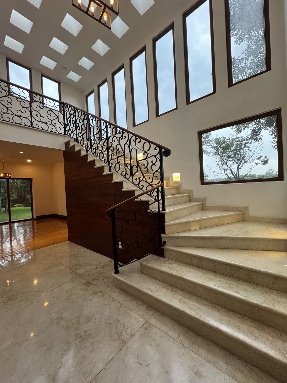 4 of 50: Escalera señorial con forja a doble altura