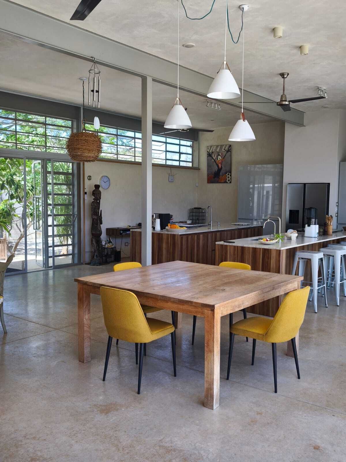 5 of 28: Area de comedor y sala abierta