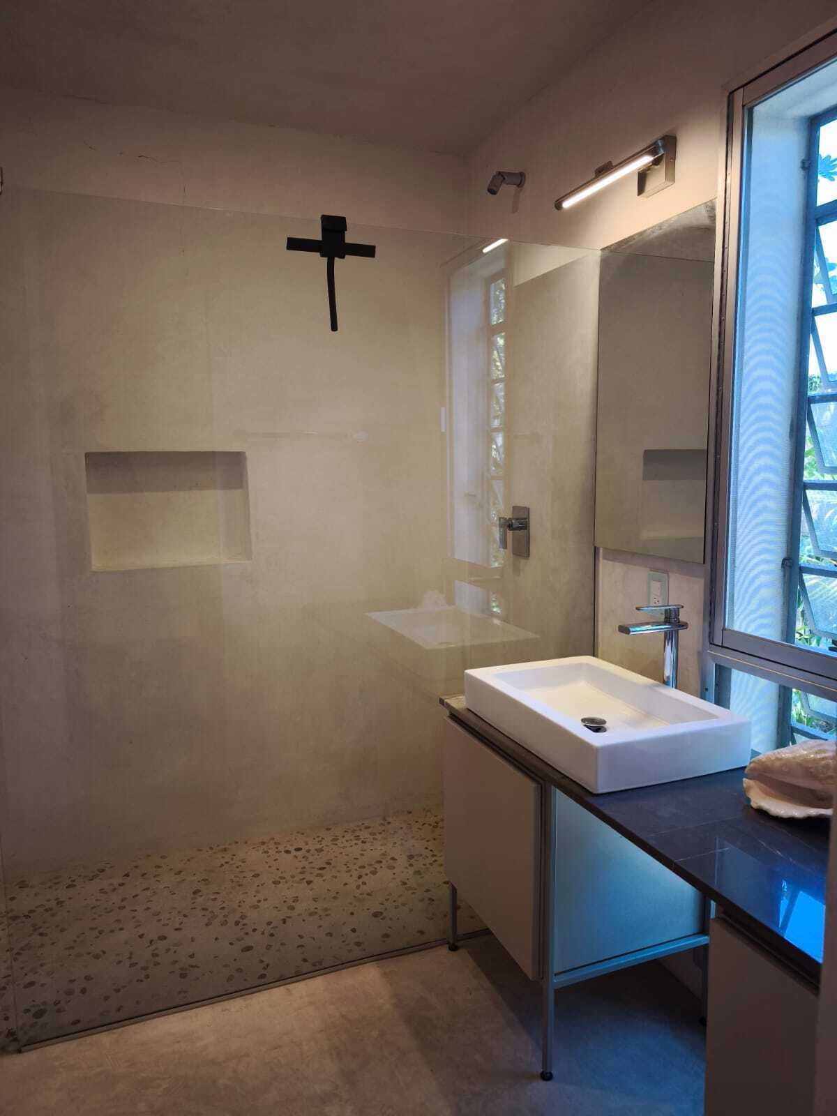 12 of 28: Baño 1