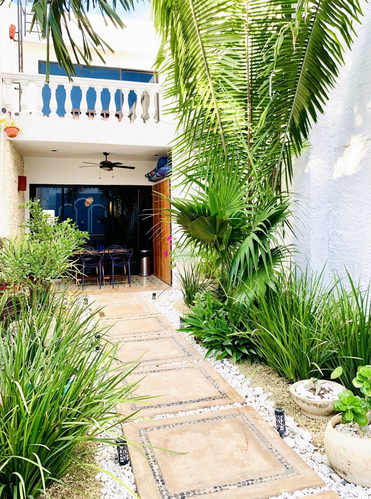 2 of 26: Jardin trasero