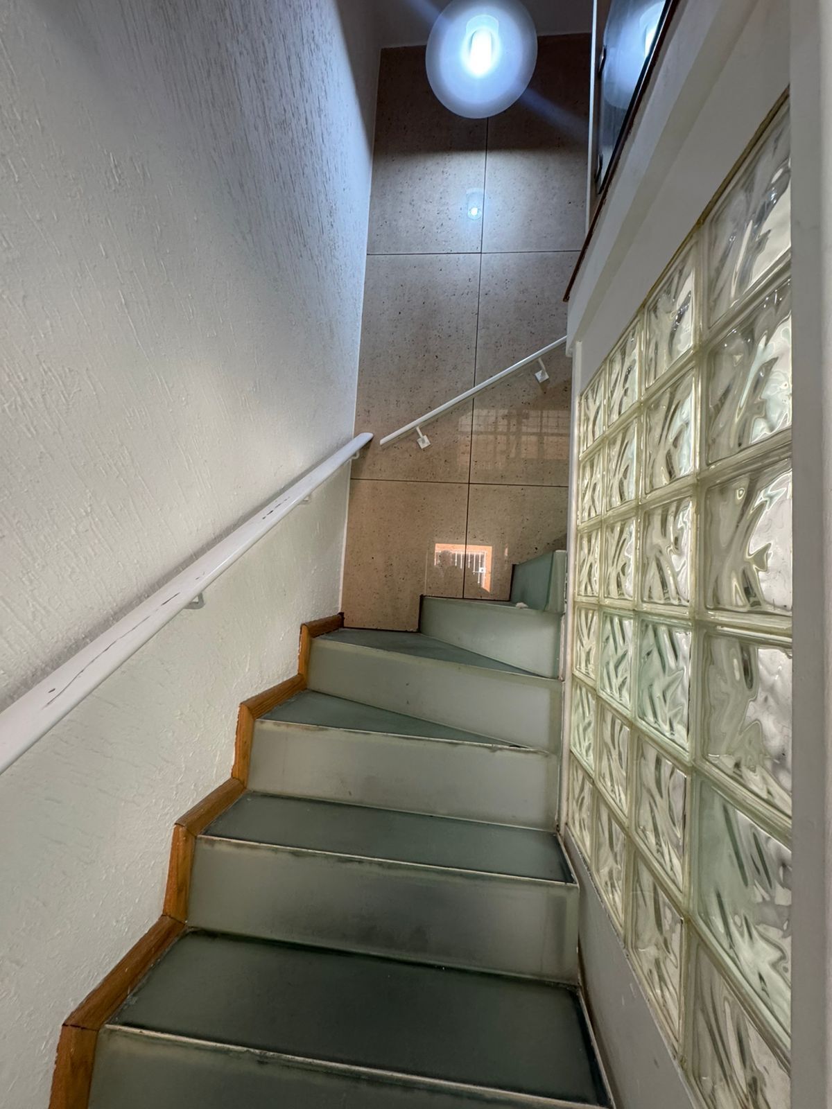 5 de 17: escalera a primer piso