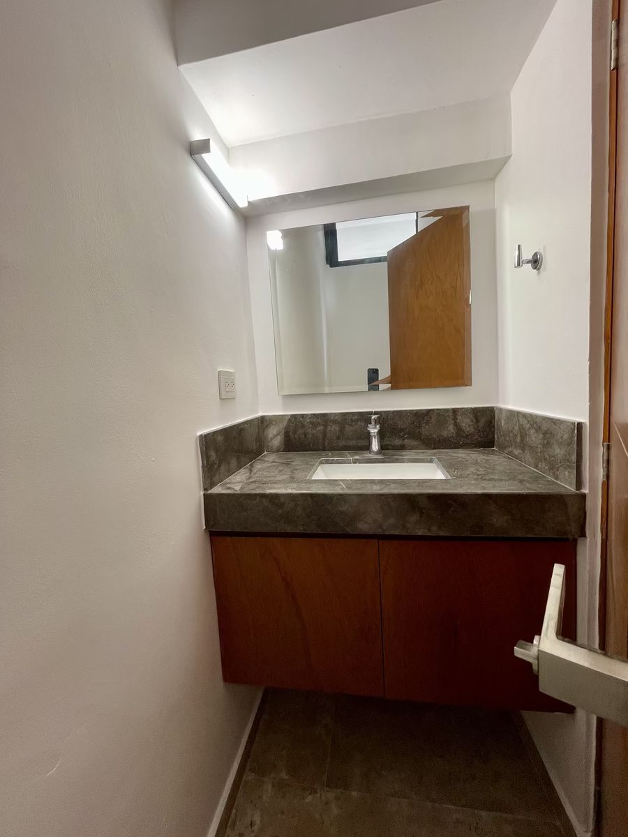 12 de 29: MEDIO BAÑO PLANTA BAJA