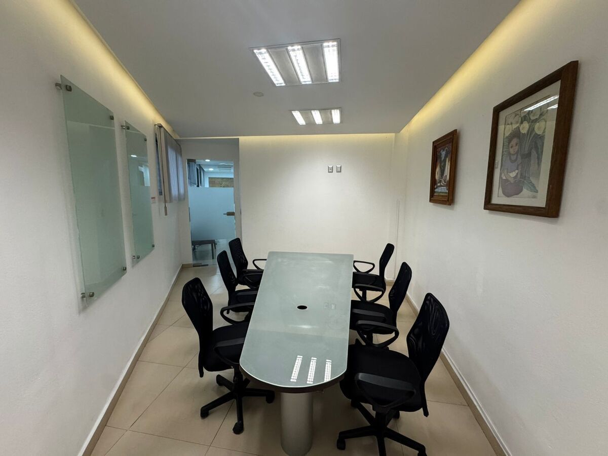 4 de 18: Sala de juntas compartida