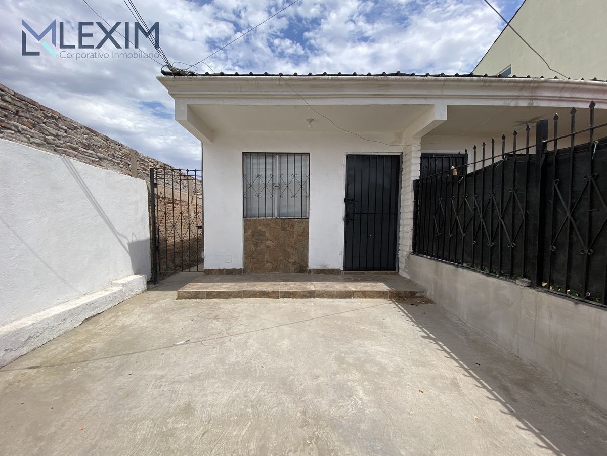 2 de 13: Cochera y entrada