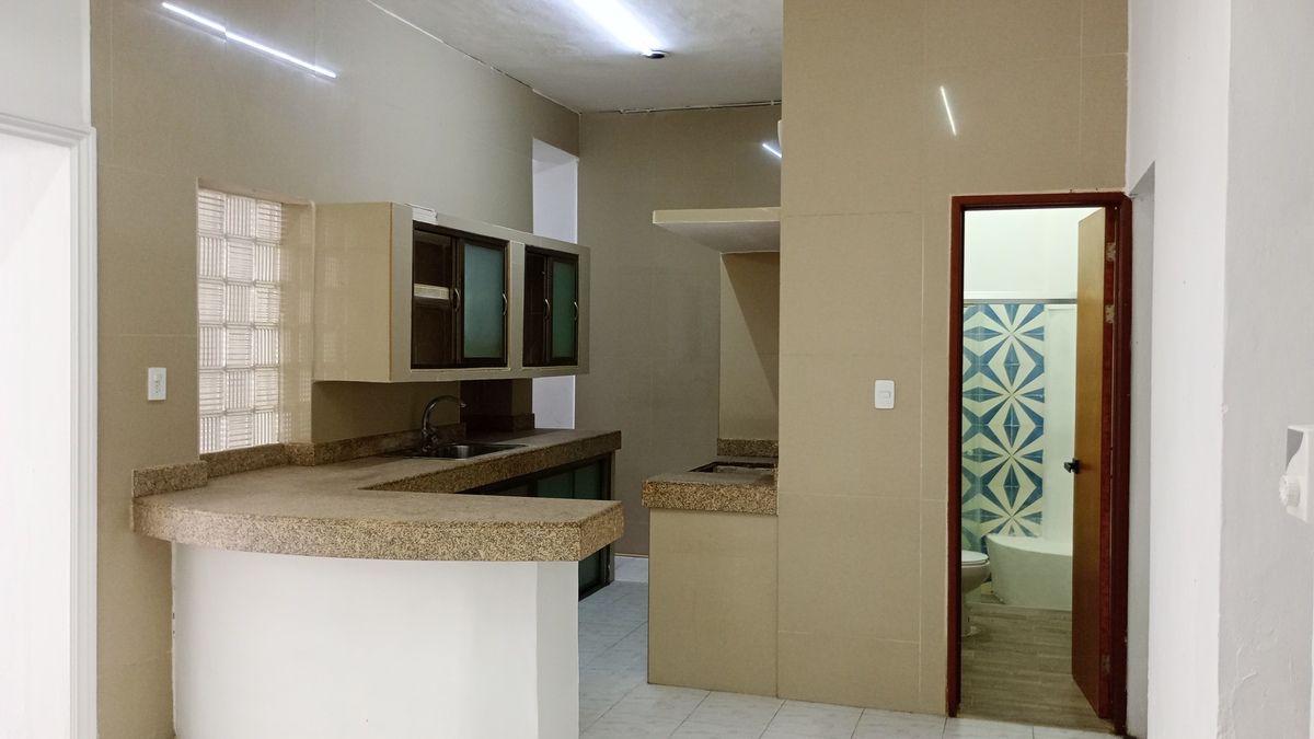2 of 27: Cocina y baño compartido con visitas y cuarto planta baja