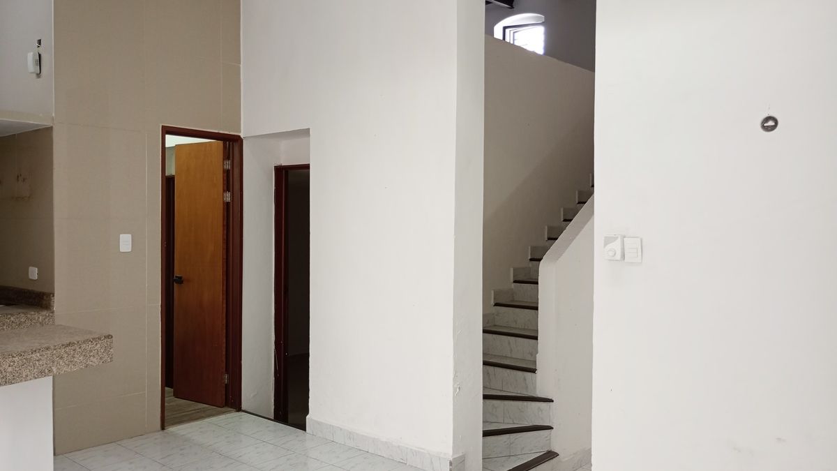 5 of 27: Acceso a cuarto planta baja y oficina en planta alta
