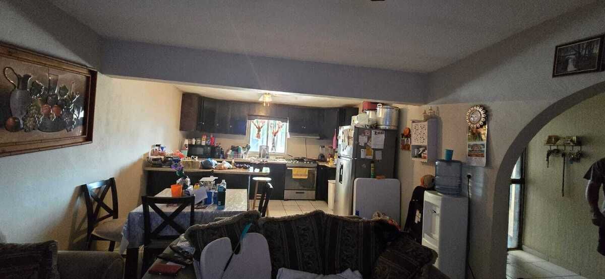 Casa en Venta   📍 Ubicación:  Av. Dominicana (26 y 27)