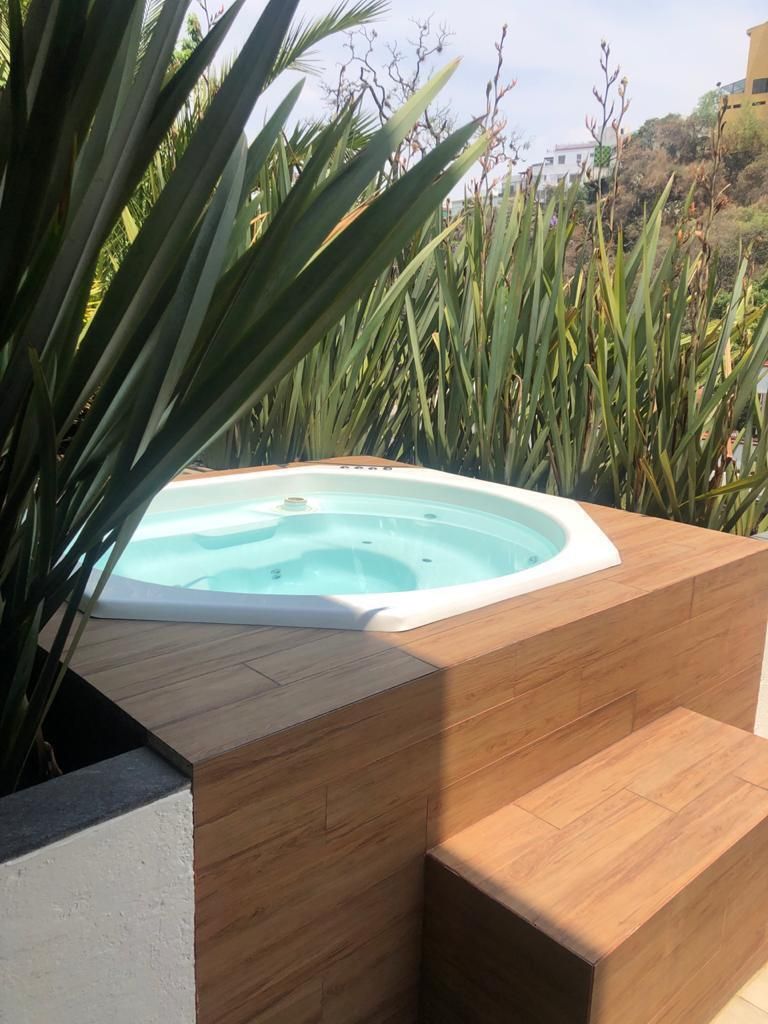 2 of 16: Jacuzzi en la terraza