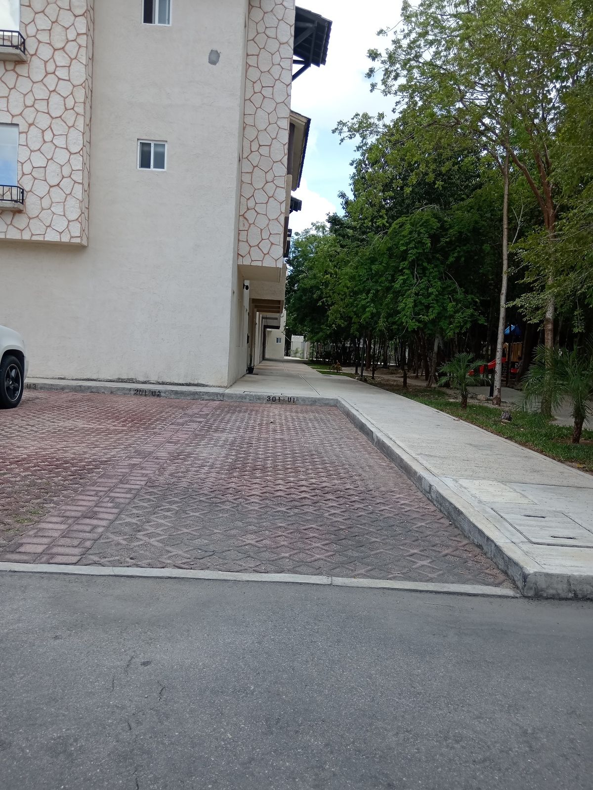 11 of 11: 2 lugares de estacionamiento