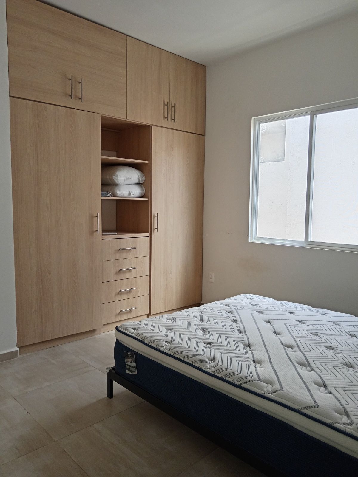 4 de 12: Habitación con cama y clóset