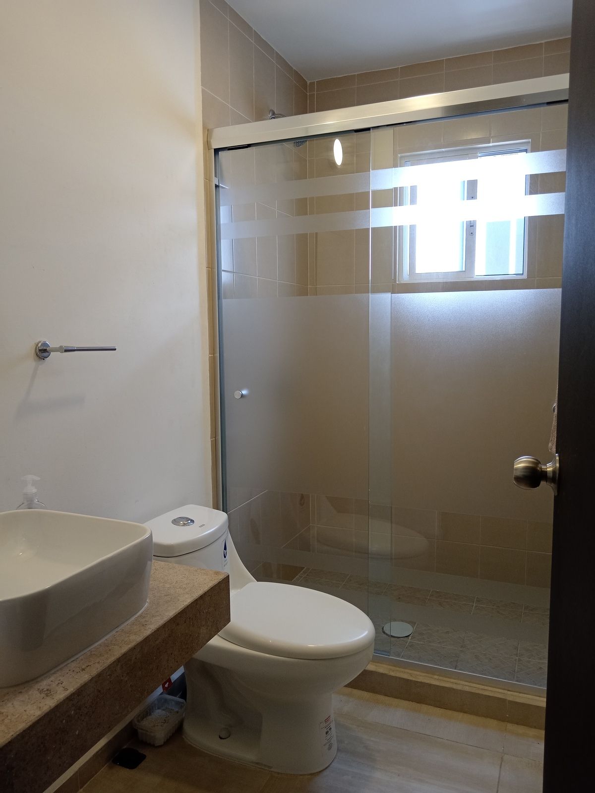 6 de 12: Baño con cancelería