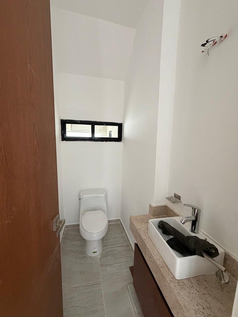 6 de 16: Medio Baño