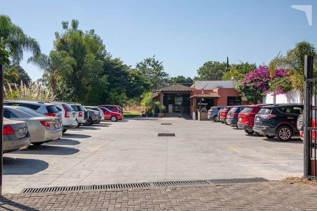 3 de 16: Estacionamiento