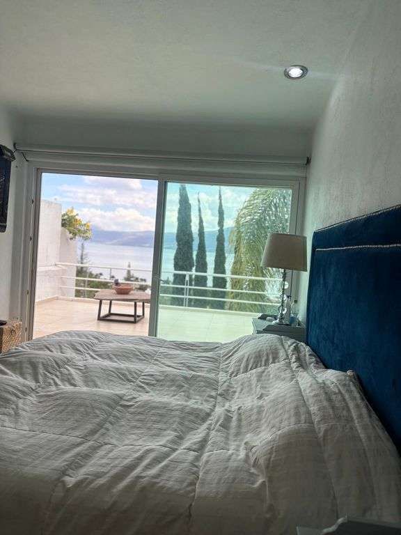 2 of 9: Habitación con vista