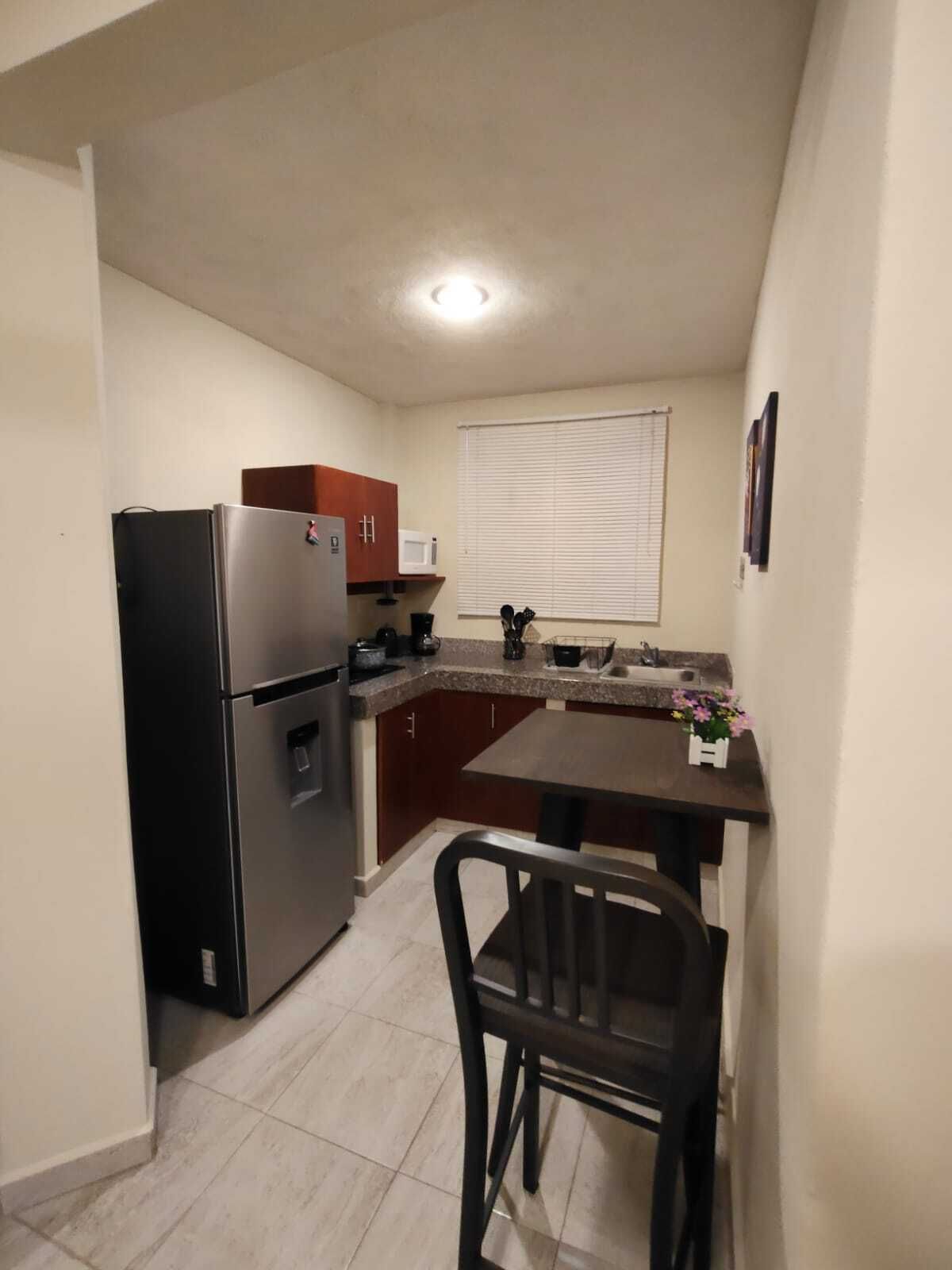 2 of 8: Cocina equipada