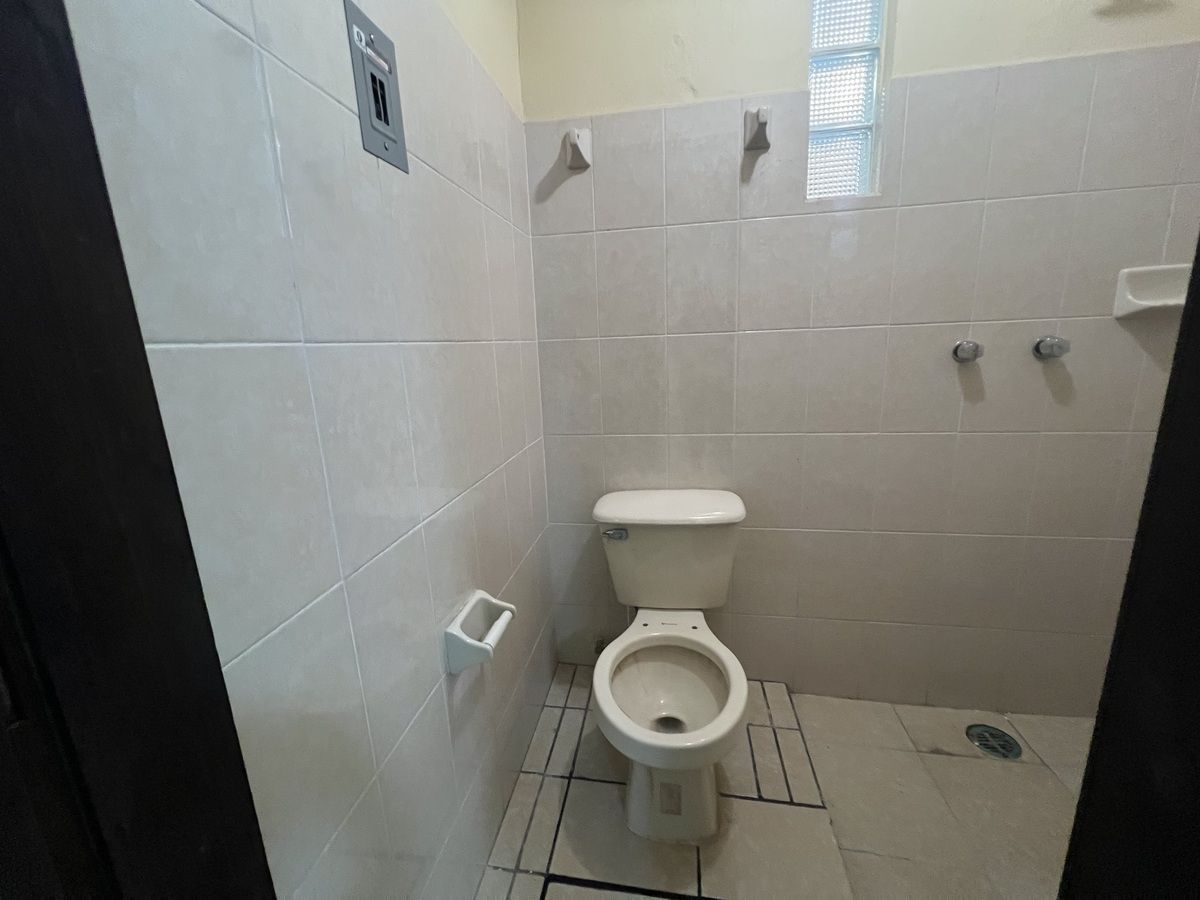 4 de 8: Baño consultorio