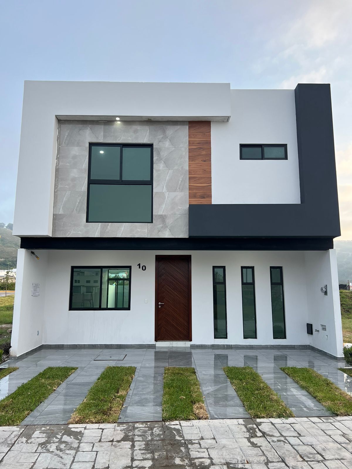 1 of 25: FACHADA