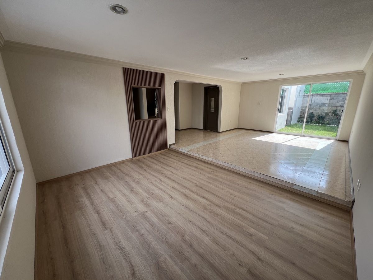4 of 22: Sala