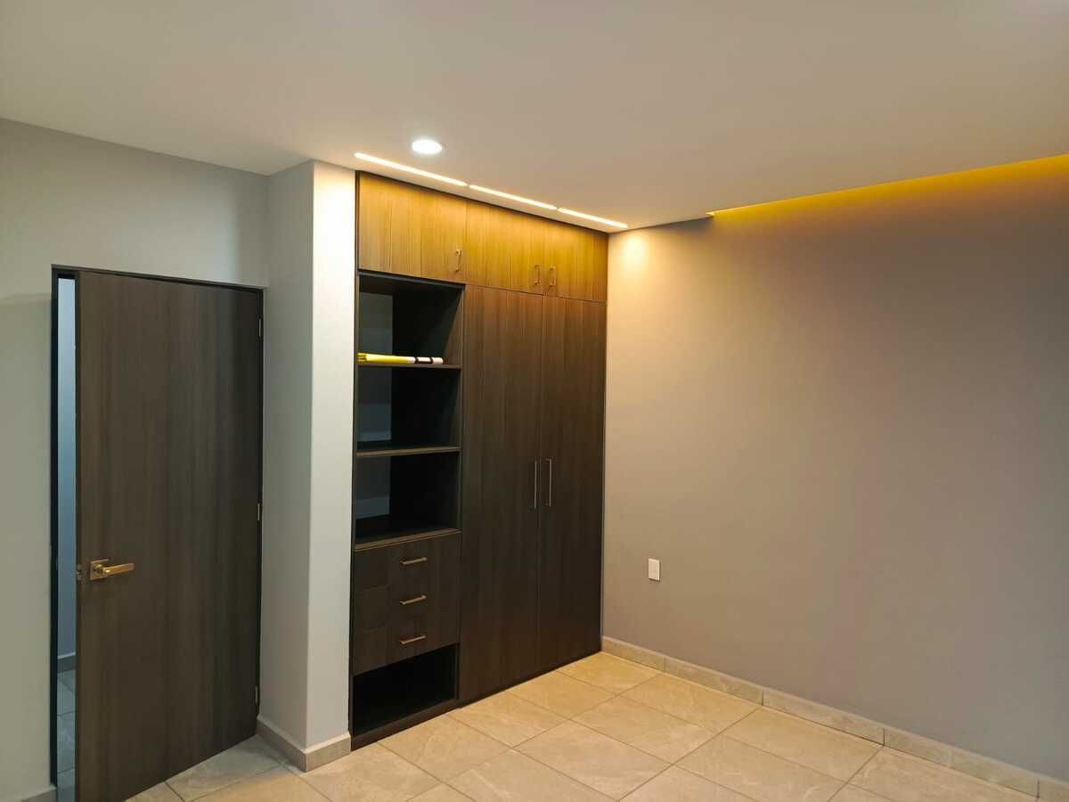 5 de 24: Acceso a recamara 1 y su closet