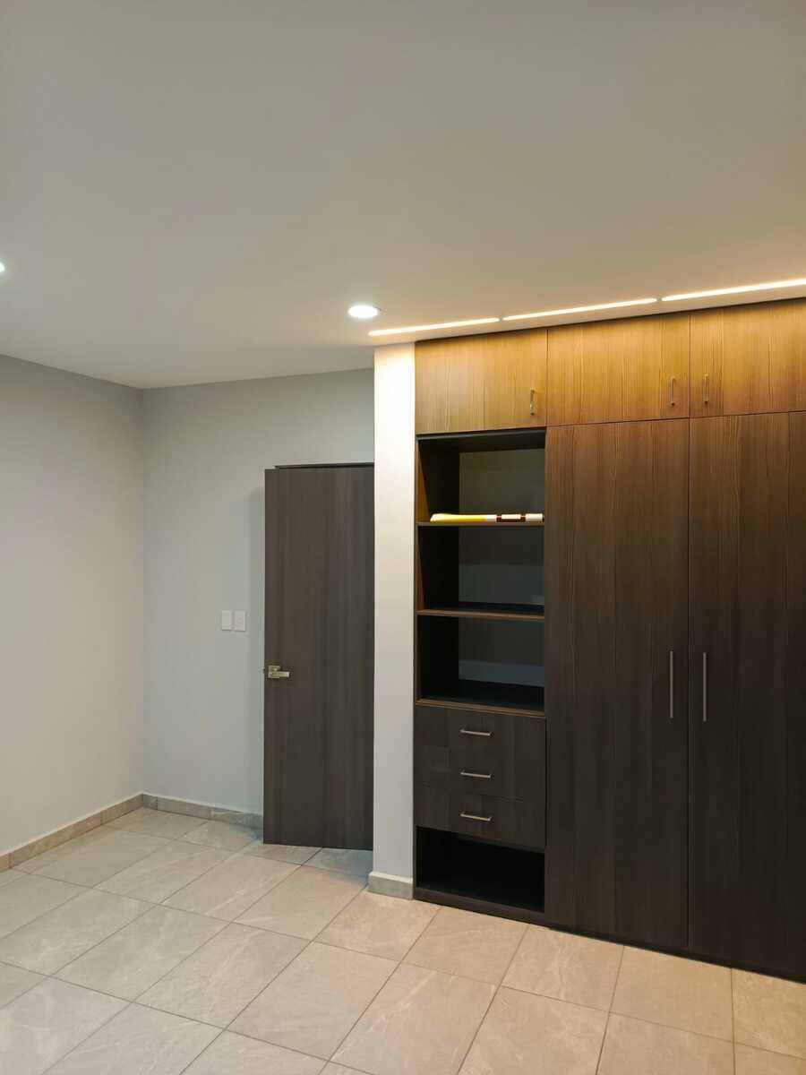 10 de 24: Acceso a recamara 2 y su closet