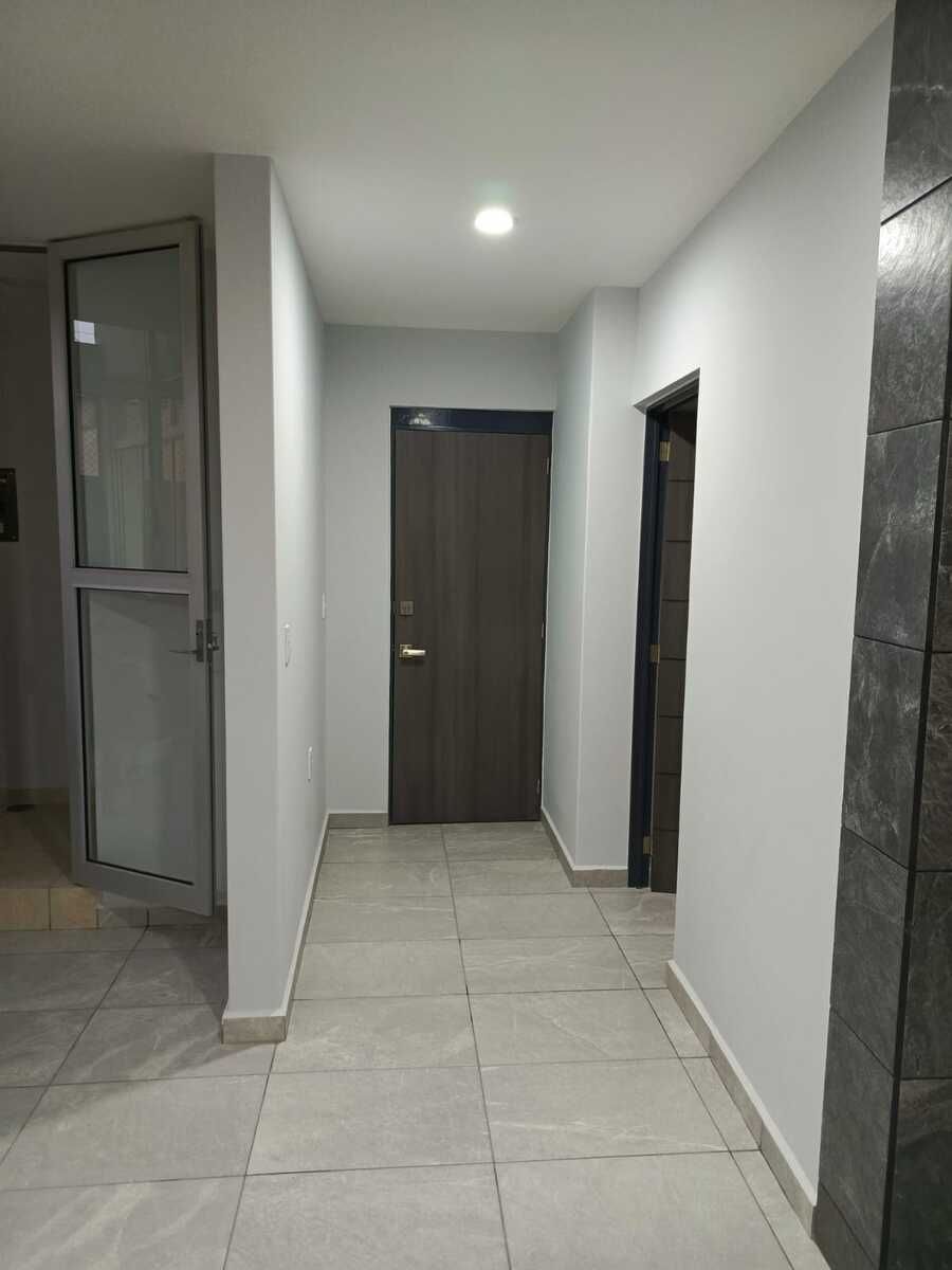 13 de 24: Acceso principal vista interior