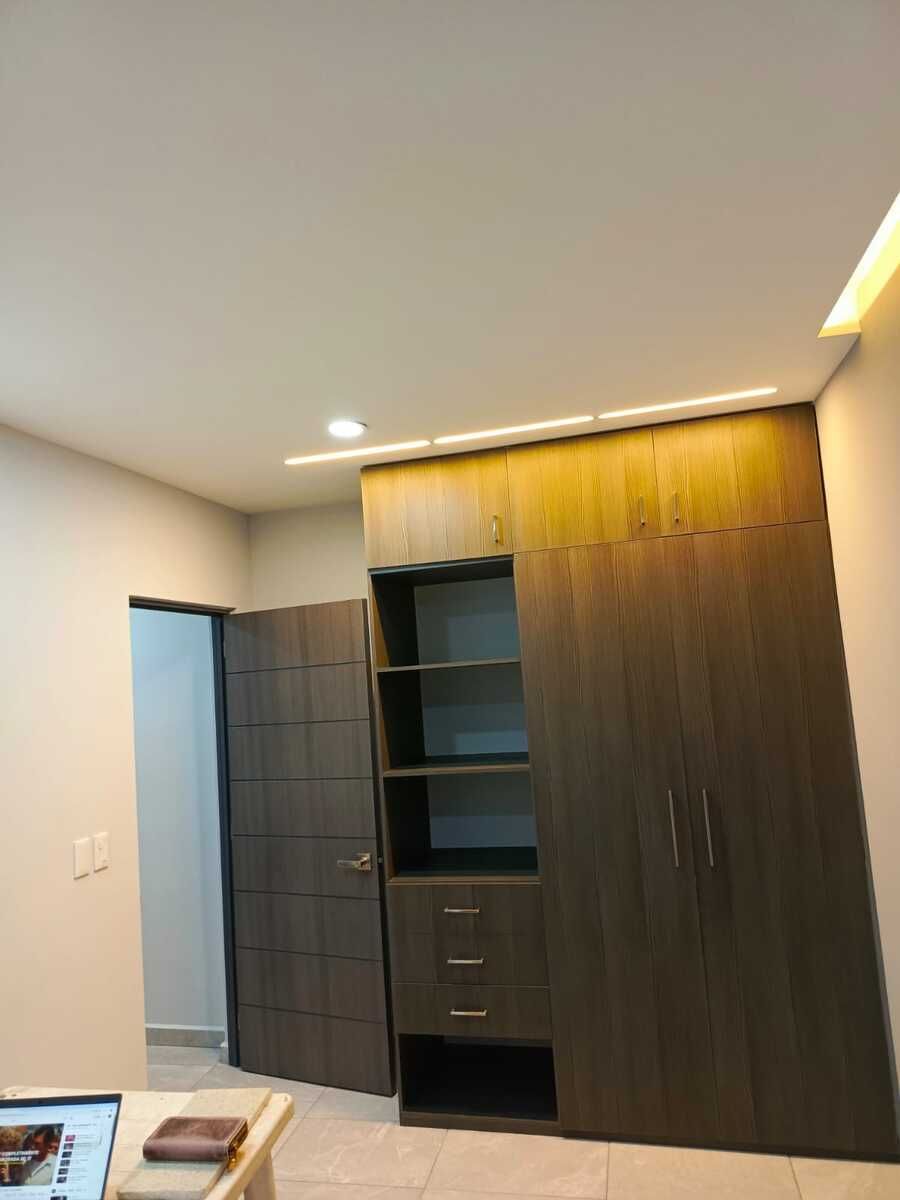 16 de 24: Closet de piso a techo