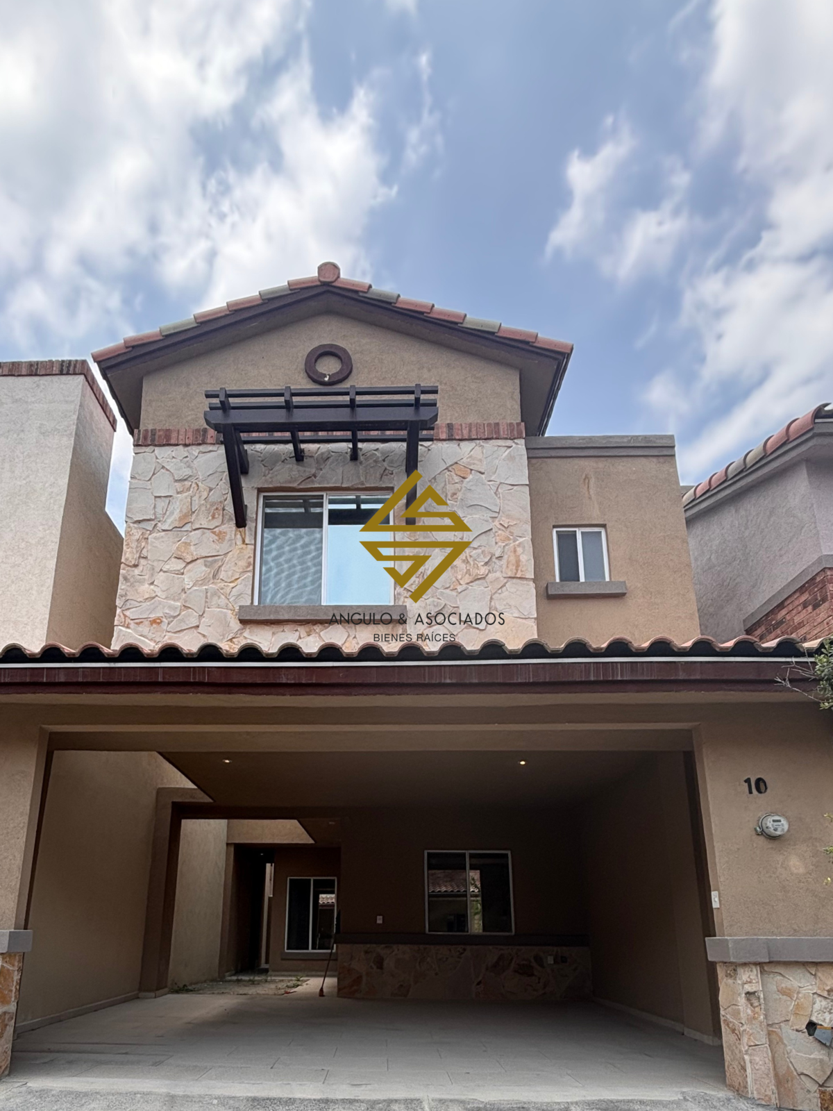 1 de 24: Fachada con acabado atemporal, conservador