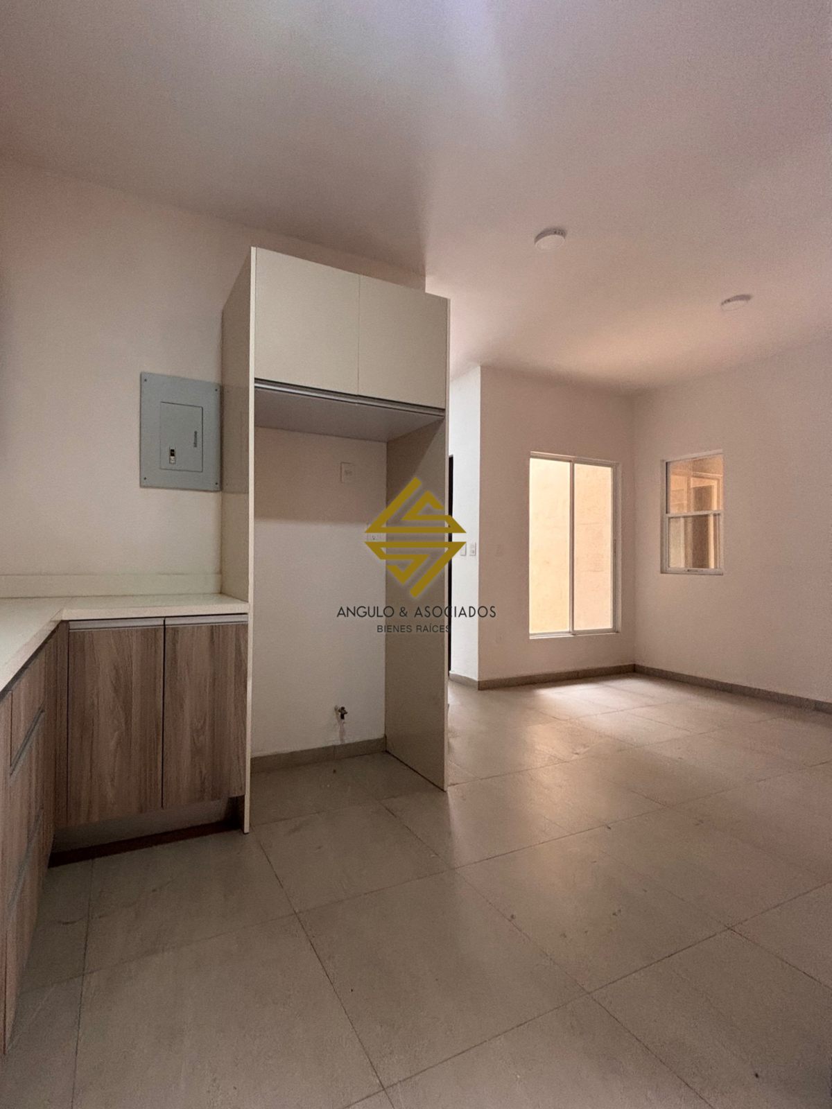 7 de 24: Área de cocina conecta directamente con comedor