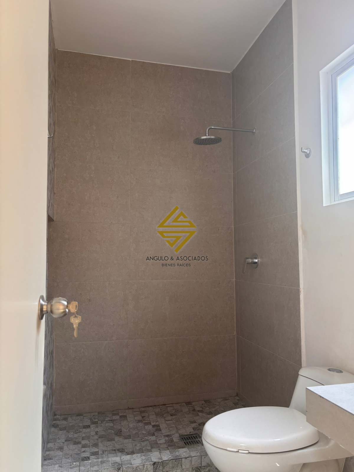 13 de 24: Baño compartido con recámaras secundarias