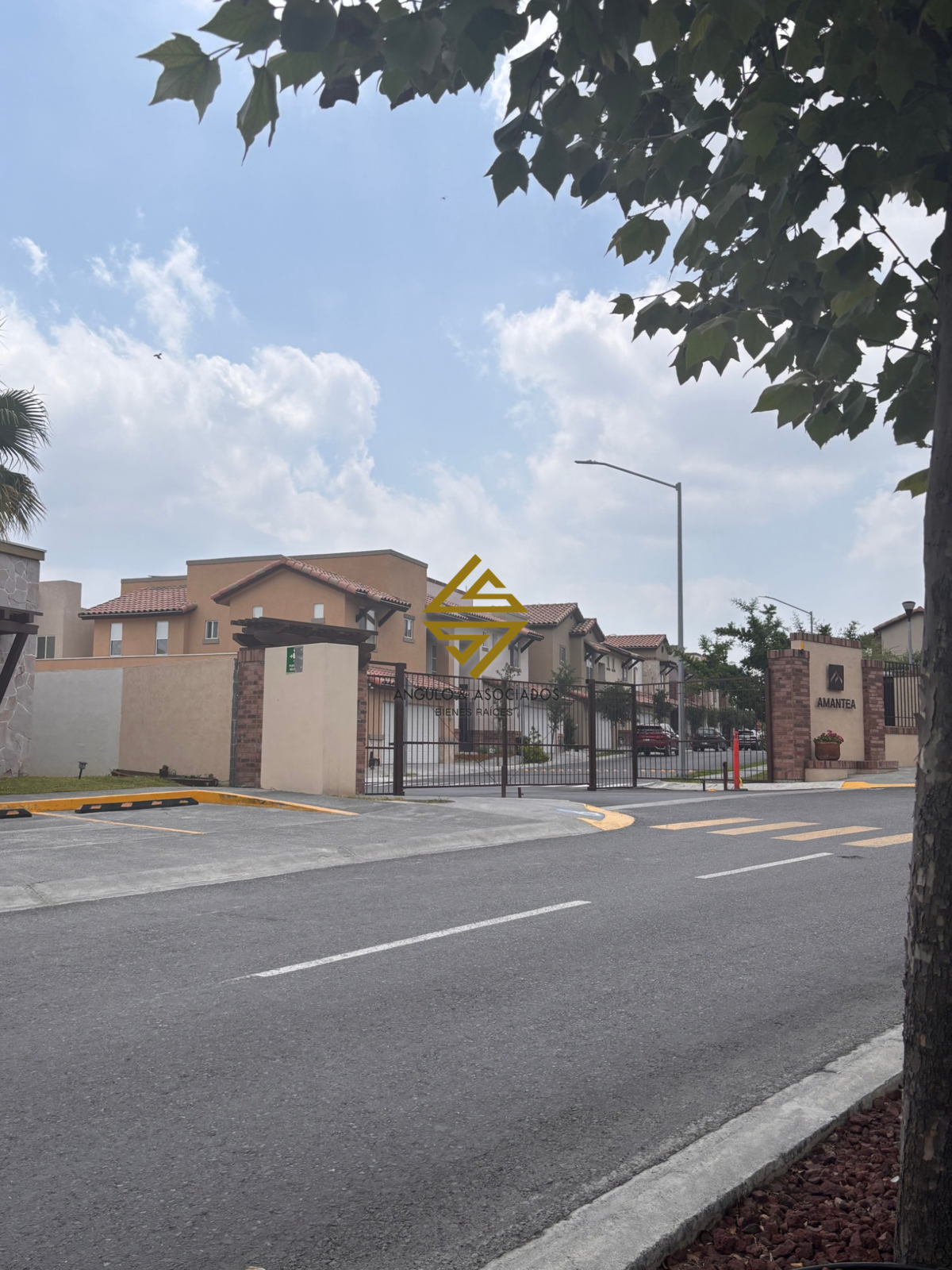 20 de 24: Amplio acceso vehicular y peatonal