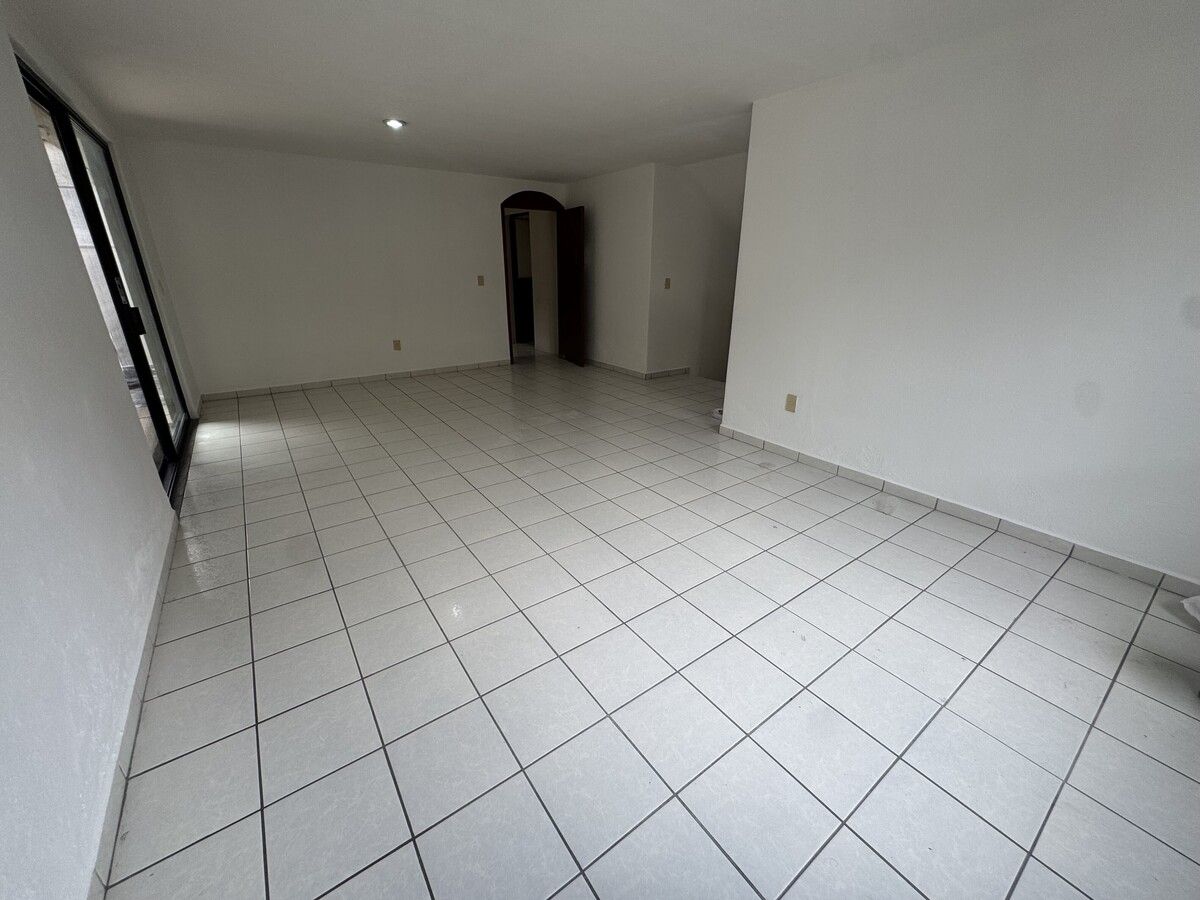 4 of 8: Casa en Venta en Lomas Altas Entrada