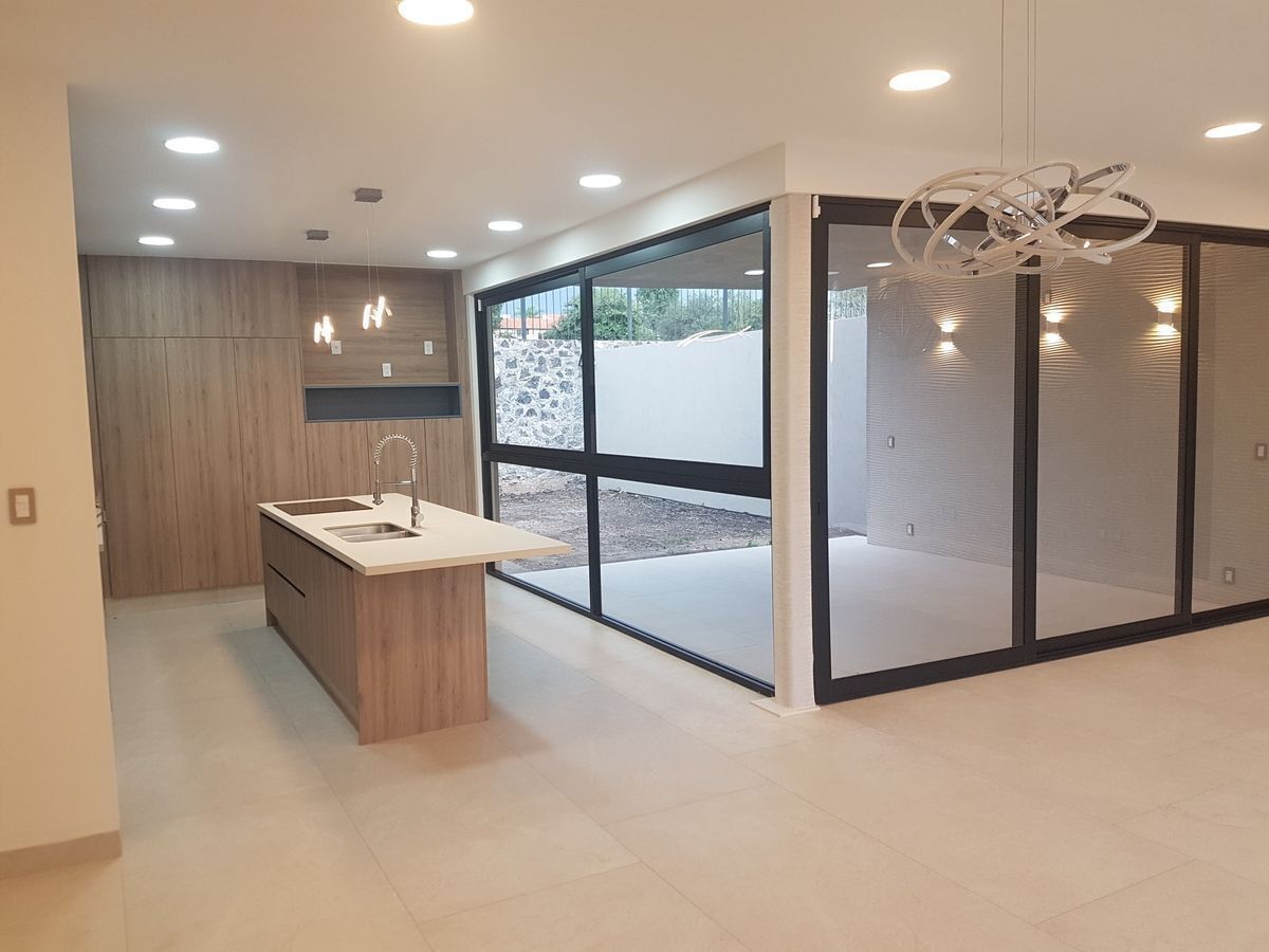 Cocina y terraza techada al jardín