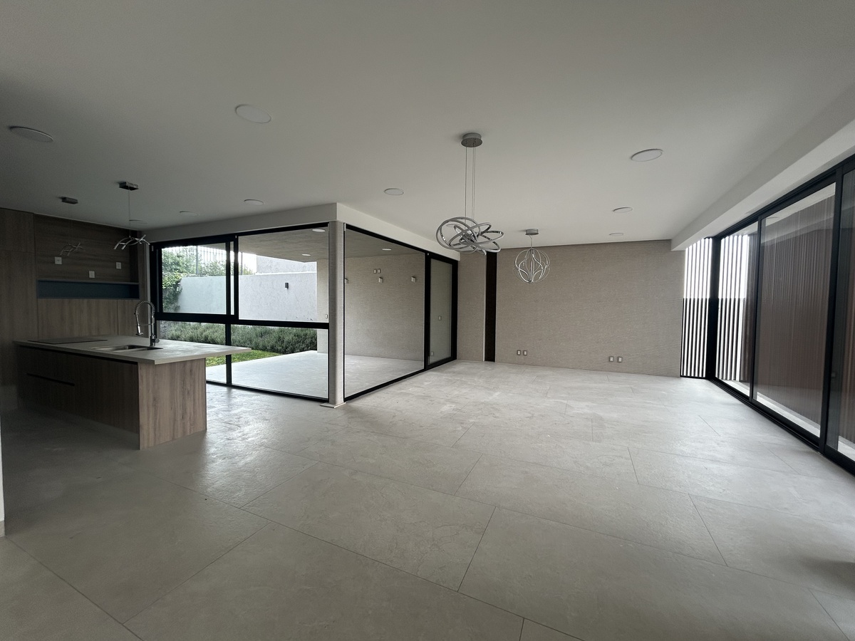 Con mucha luz que permiten los ventanales corredizos