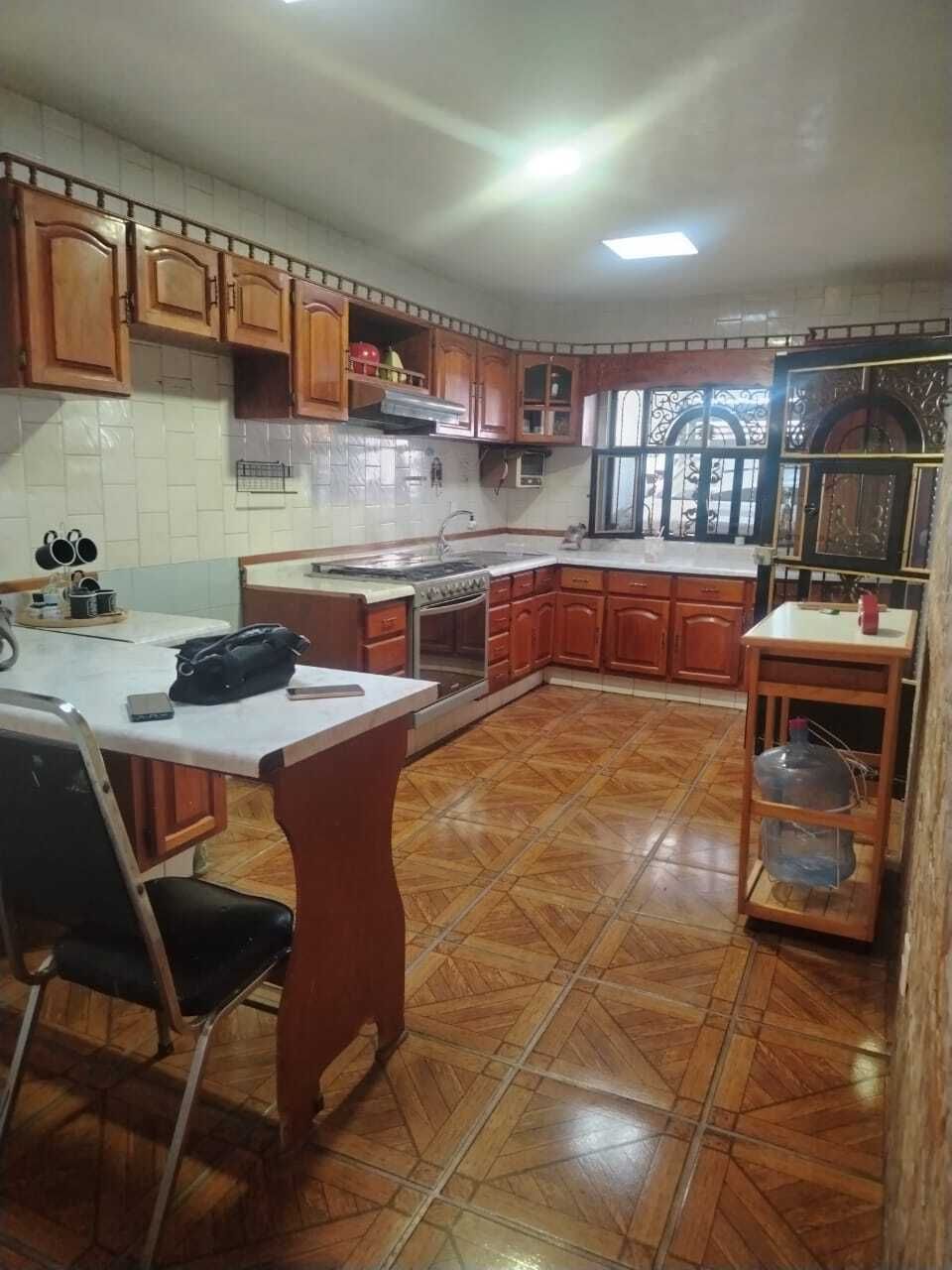 2 of 6: Cocina de madera autentica