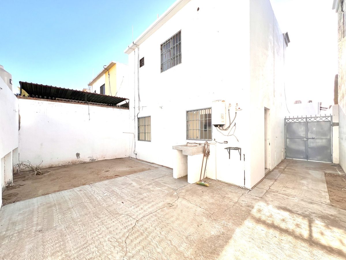 2 de 11: Vista de patio trasero, con puerta de servicio