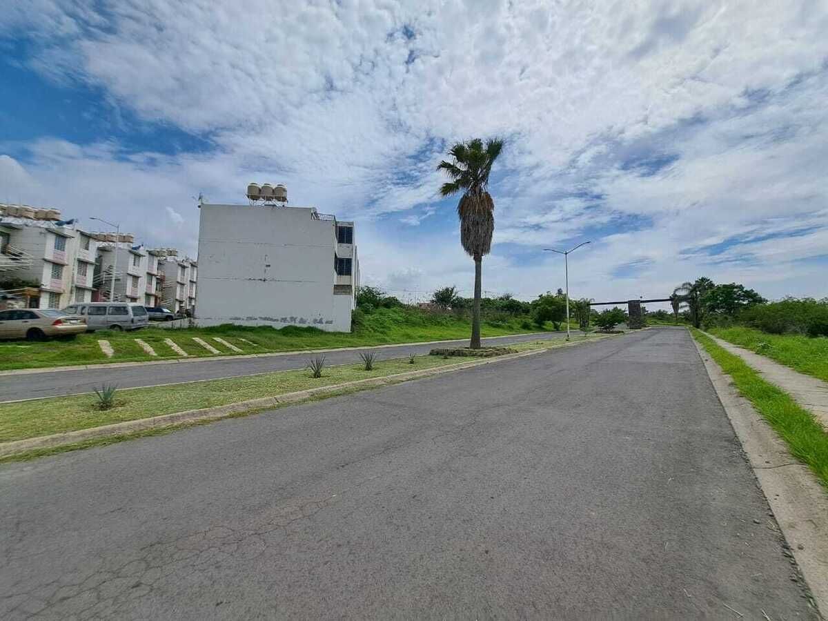 3 de 8: JUNTO A DESARROLLO DE 1525 DEPTOS