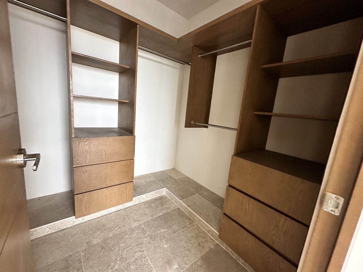 4 de 27: Closet-vestidor recámara principal
