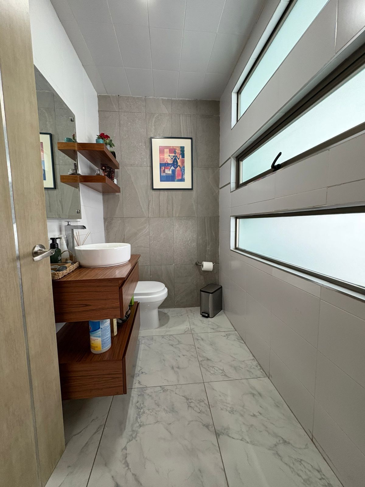 3 de 21: Baño de visitas con espejo