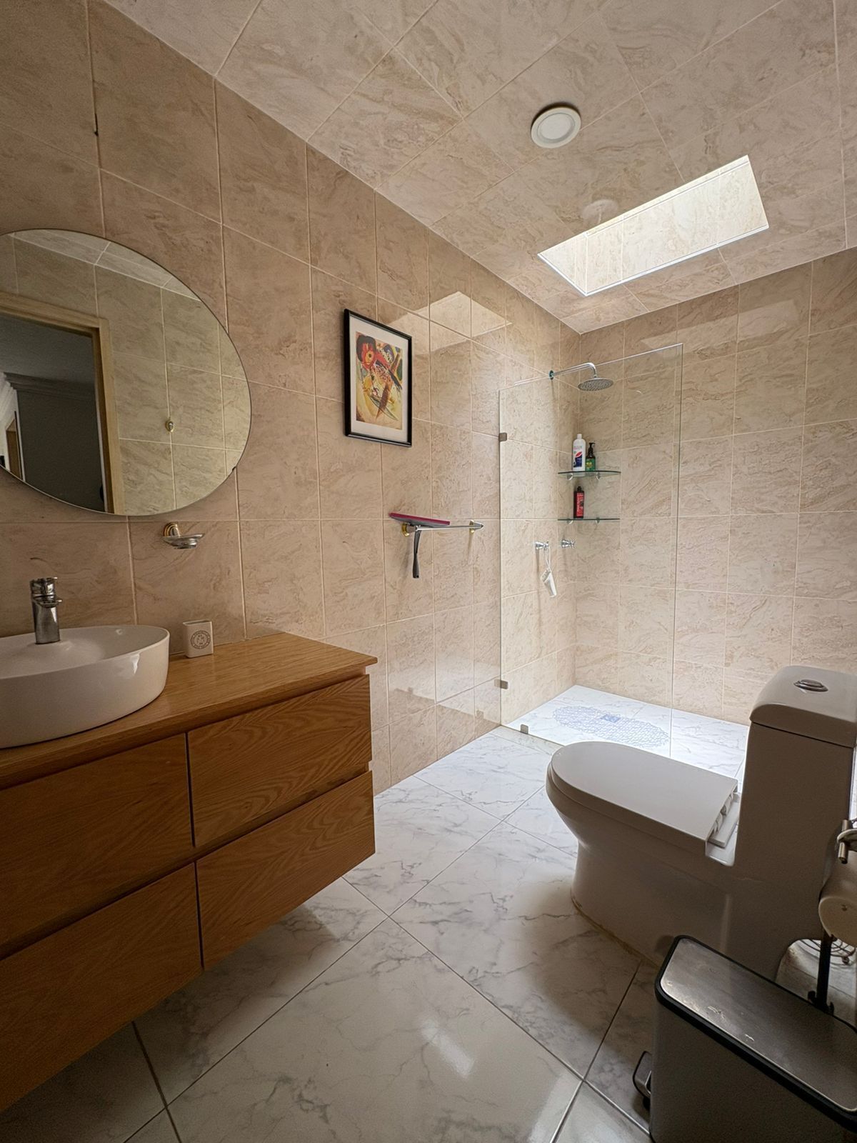 15 de 21: Traga luz en este baño completo