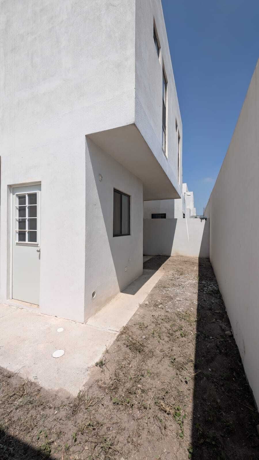 28 de 37: PATIO Y PUERTA DE LAVANDERIA