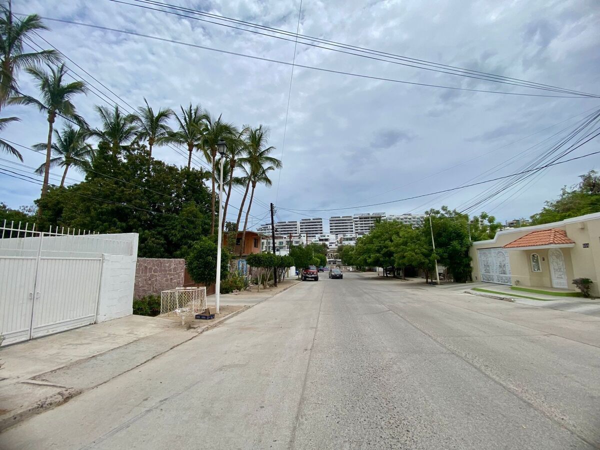 3 of 38: entorno calle Alquiles Serdan hacia Francisco King