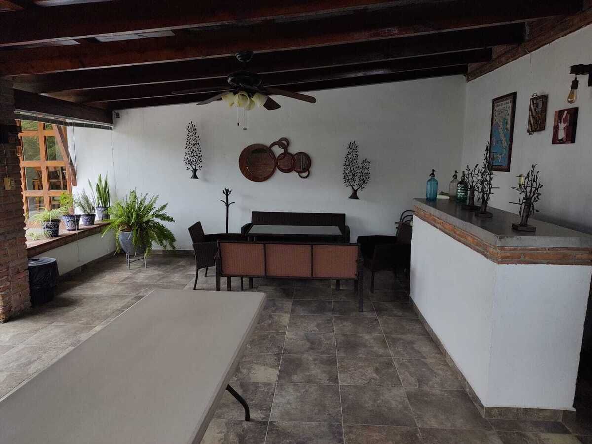 2 of 26: AREA ASADOR CON BARRA