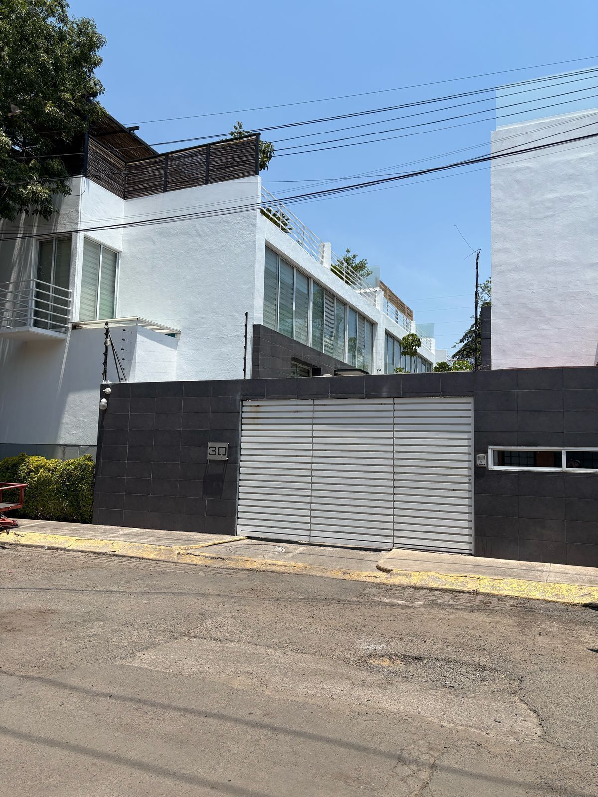 1 of 25: fachada