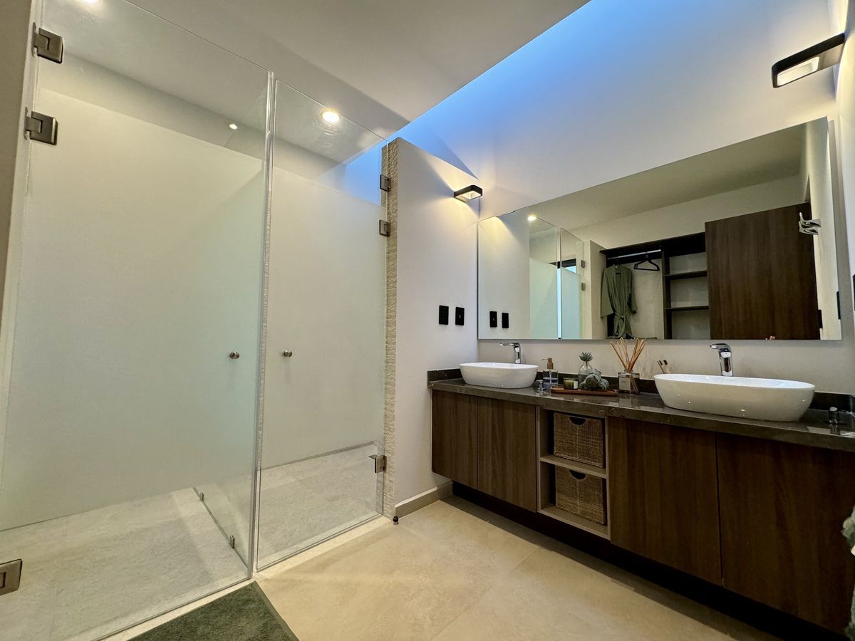 17 de 23: Baño privado con vanity en recámara principal