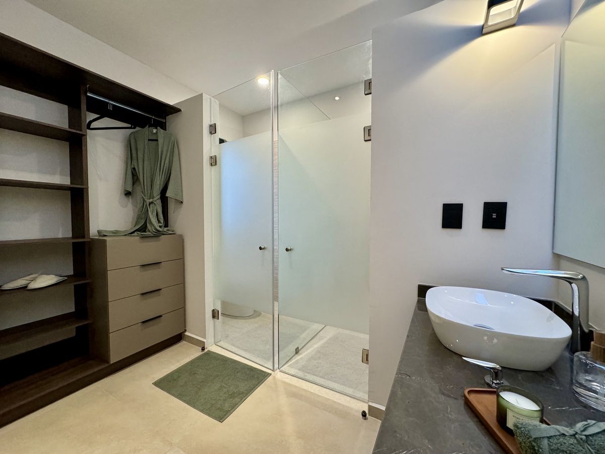 18 de 23: Baño privado, recámara principal y walk ing closet