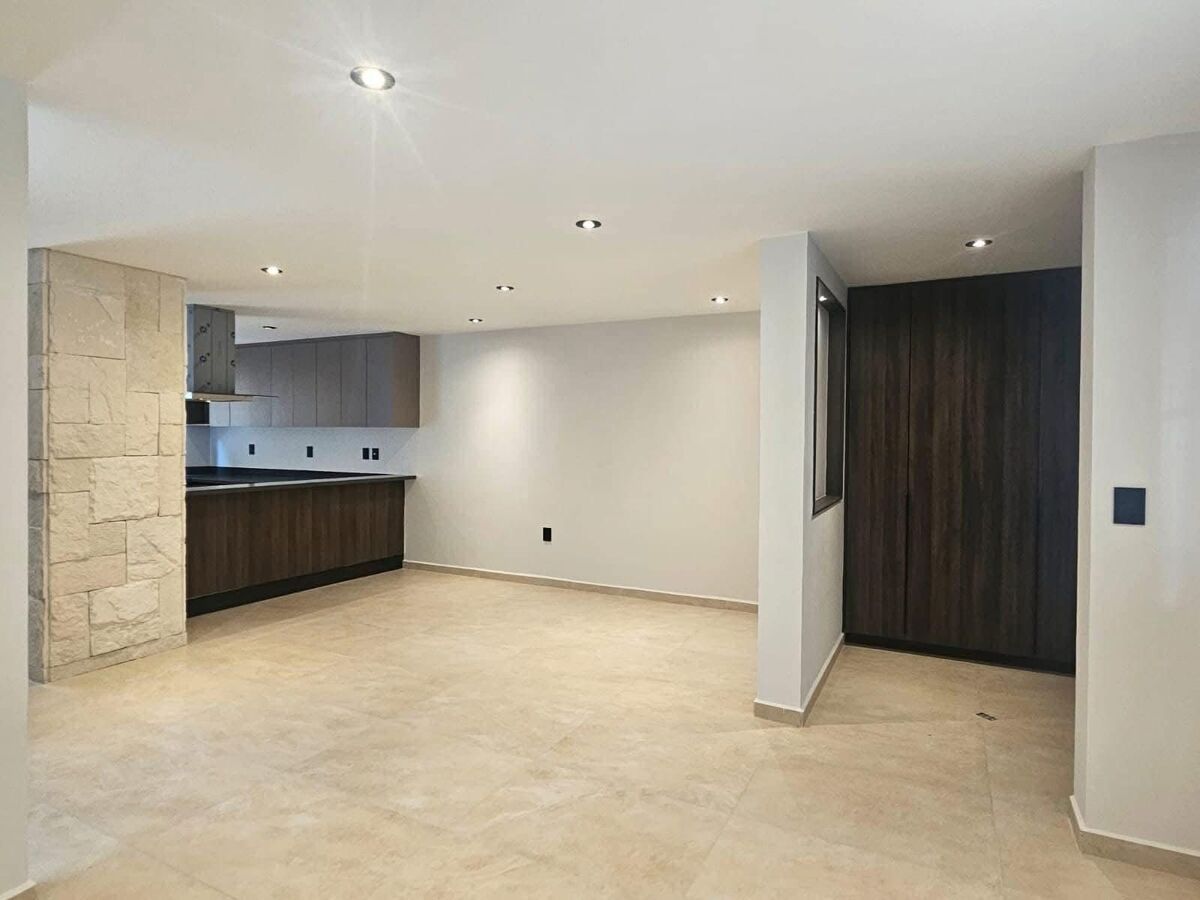 2 de 23: Acceso, sala y comedor